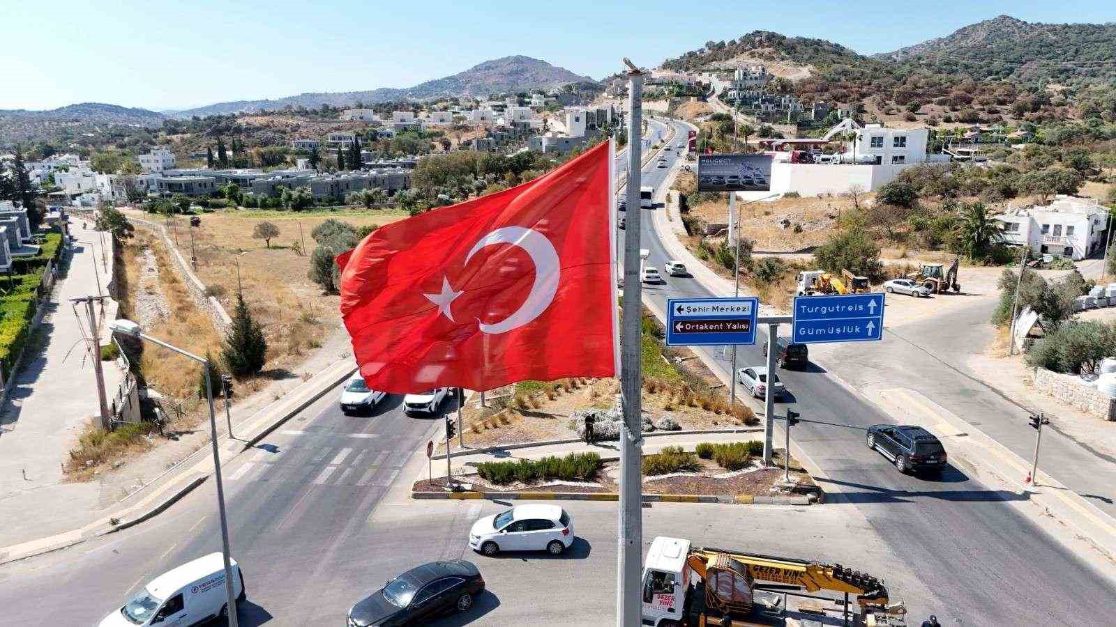 Bodrum Belediyesi, ilçe genelindeki bayrak direklerinde planlı bakım ve onarım