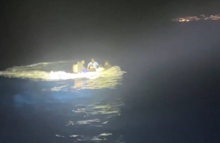 Muğla’nın Bodrum ilçesi açıklarında lastik bot içerisindeki 6 düzensiz göçmen
