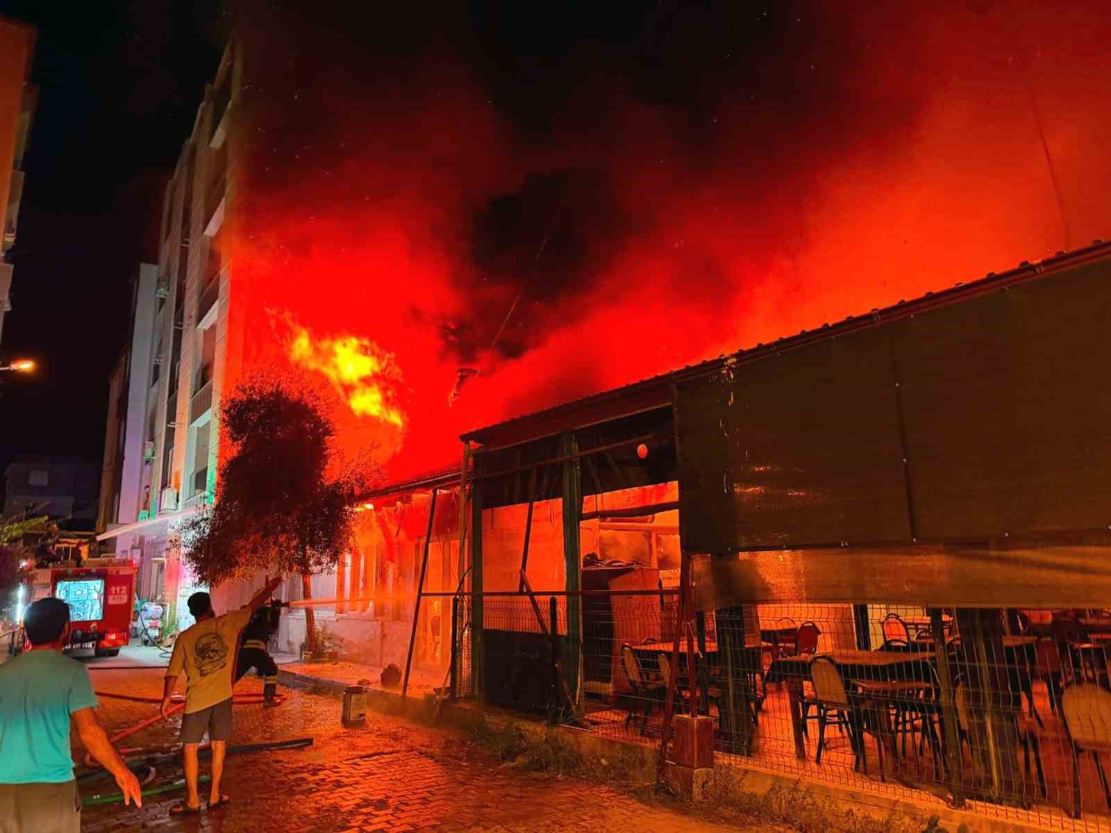 Muğla’nın Dalaman ilçesinde bir işyerinde başlayan yangın, bitişiğindeki işletmeye de