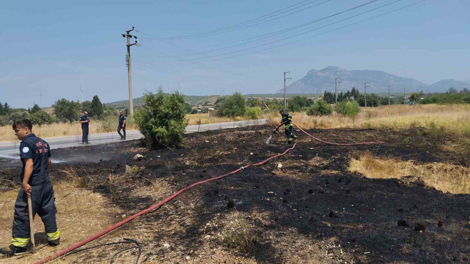 Muğla’nın Datça ilçesinde yerleşim alanına yakın noktada çıkan kuru ot