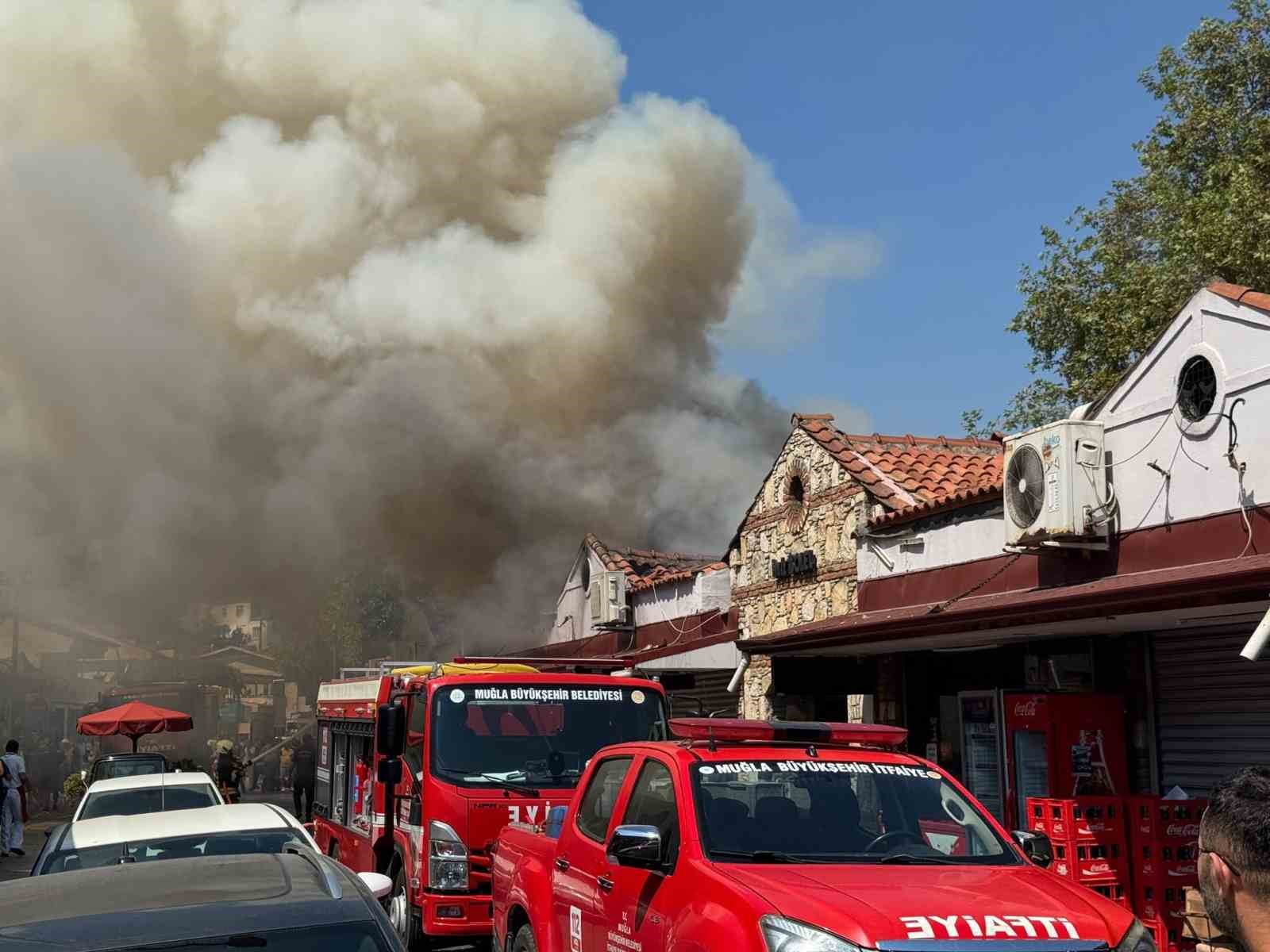 Muğla’nın Fethiye ilçesinde balık halinin çatısında çıkan yangın ekiplerin hızlı
