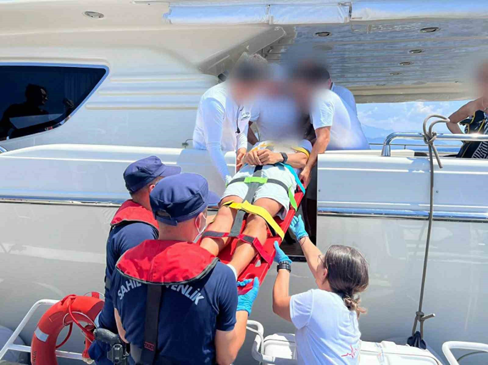 Muğla’nın Fethiye ilçesi açıklarında seyreden özel teknede yaralanan vatandaş Sahil