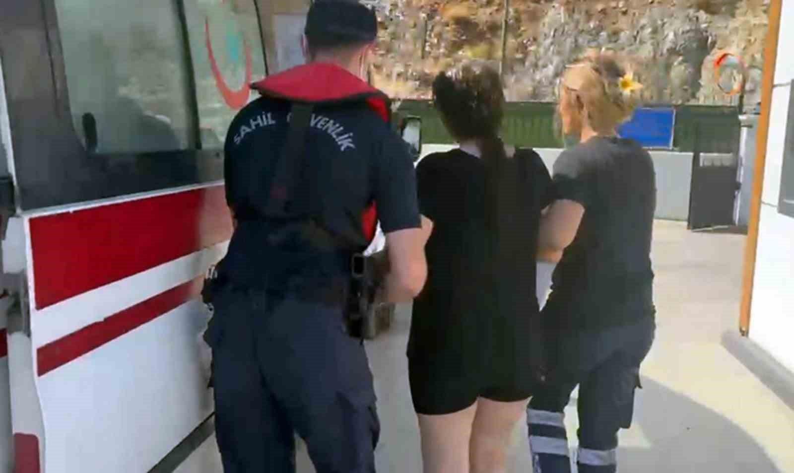 Muğla’nın Fethiye ilçesi açıklarında seyreden gezi teknesinde rahatsızlanan vatandaş Sahil