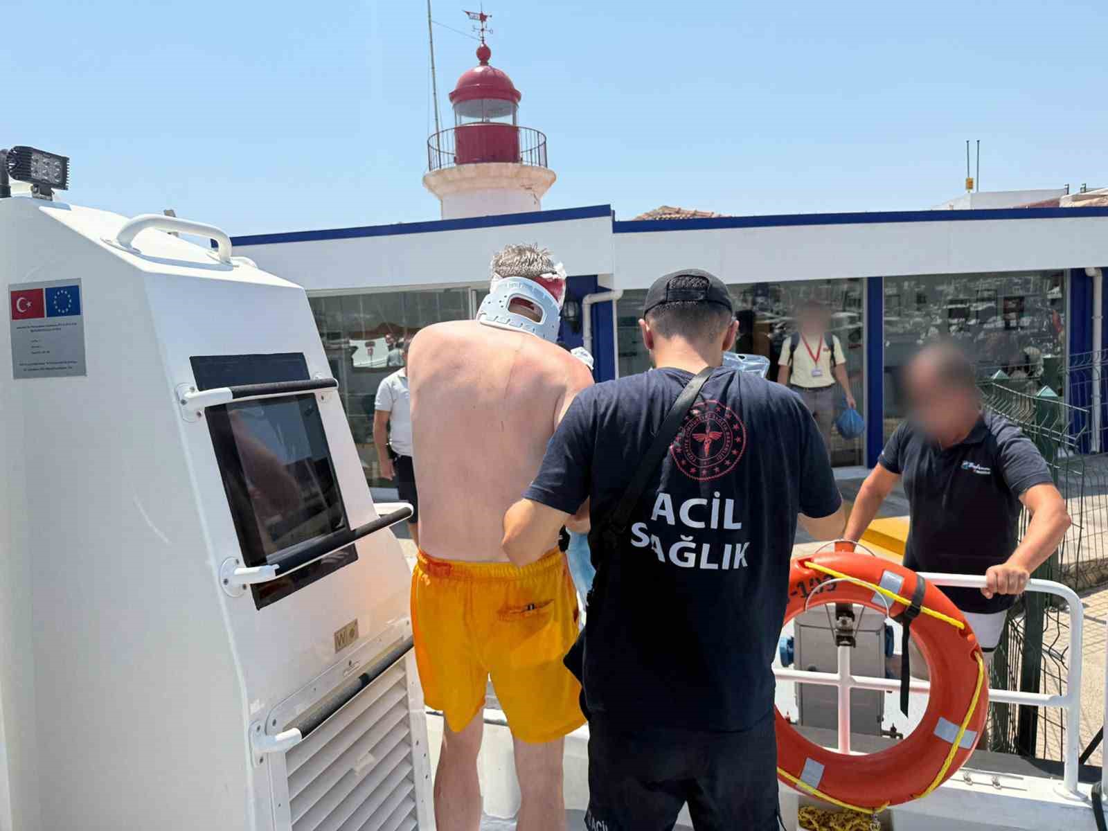 Muğla’nın Bodrum ilçesi açıklarında seyreden gezi teknesinde yaralanan vatandaş Sahil