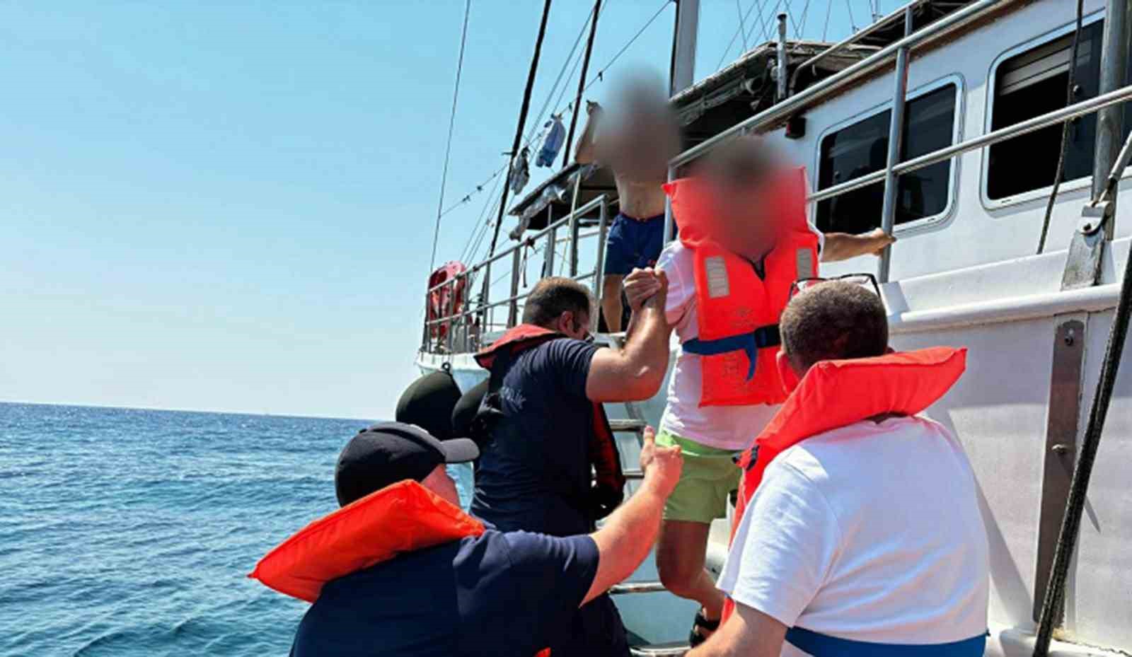 Marmaris ilçesi açıklarında içerisinde 11 kişinin bulunduğu gezi teknesinin karaya