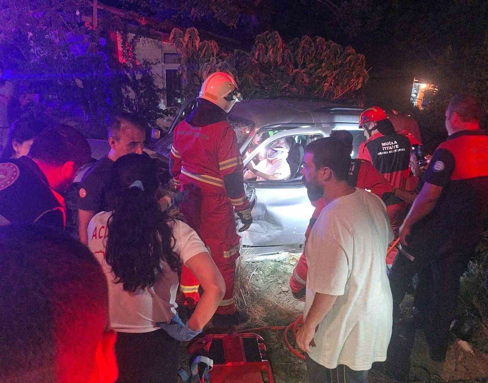Muğla’nın Datça ilçesinde iki aracın karıştığı kazada araç içinde sıkışan