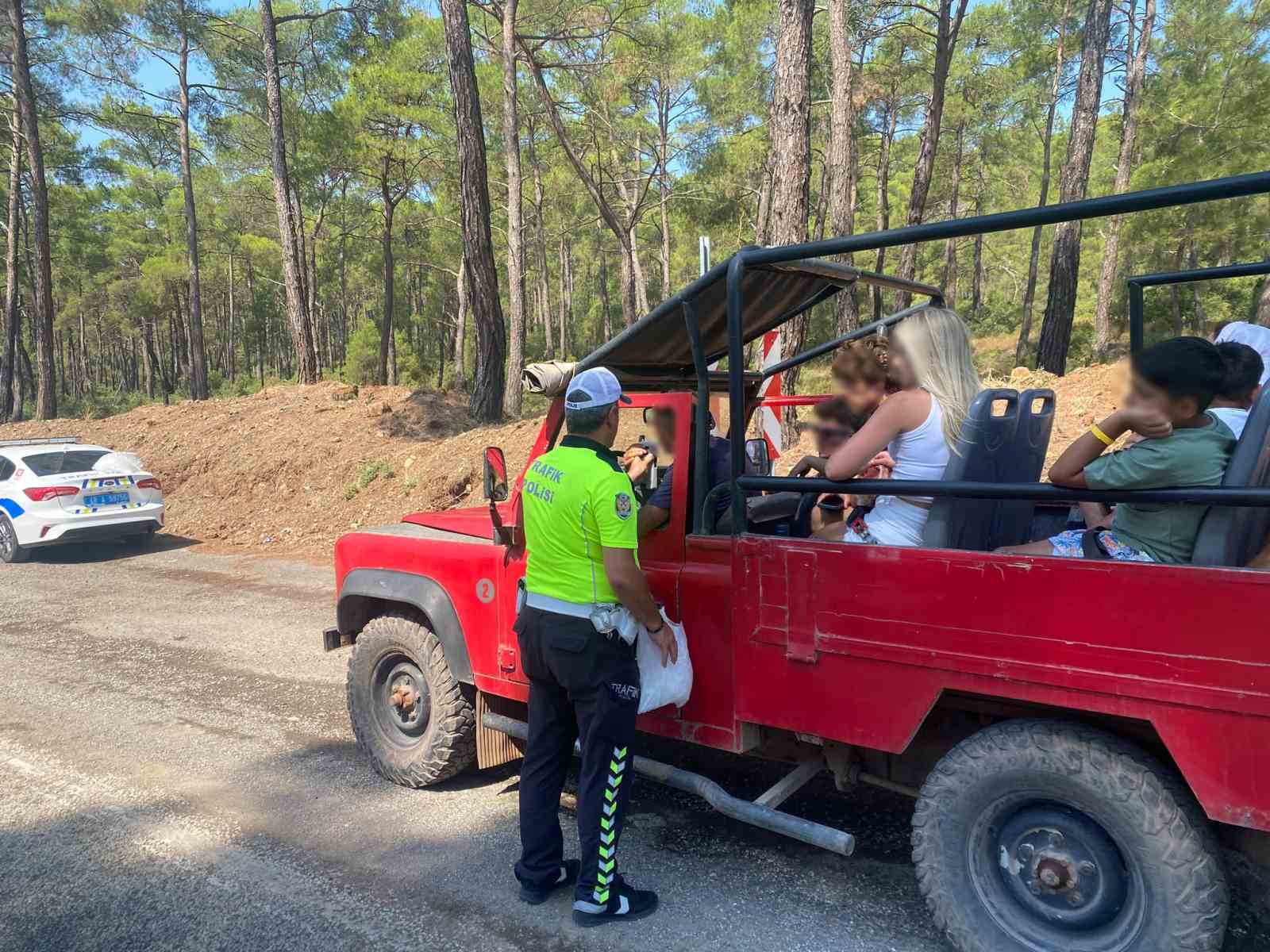 Muğla’nın Marmaris ilçesi Marmaris Bölge Trafik İstasyon Amirliği ekipleri, ilçenin