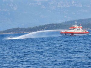 Muğla’nın Marmaris ilçesinde kıyıya yakın noktada demirli bulunan yelkenli teknede