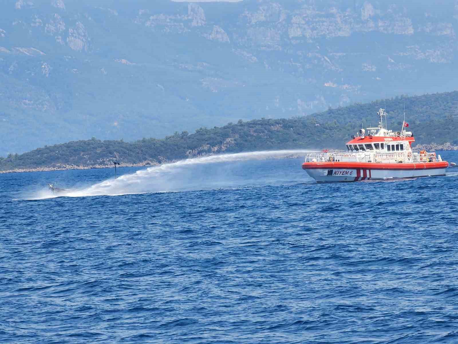 Muğla’nın Marmaris ilçesinde kıyıya yakın noktada demirli bulunan yelkenli teknede