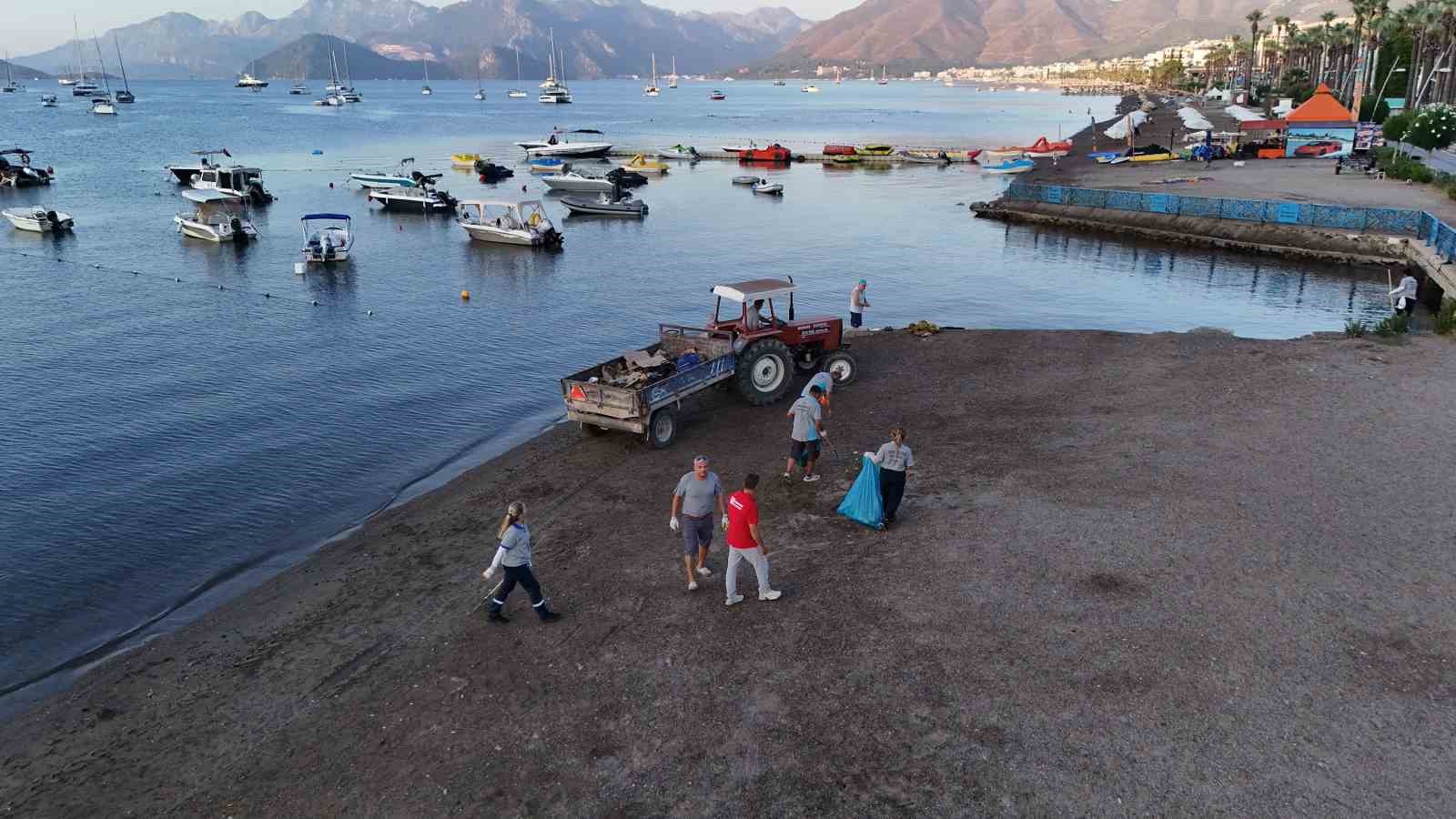 Marmaris Belediyesi Temizlik İşleri Müdürlüğü ekipleri, halk plajındaki temizlik çalışmalarını