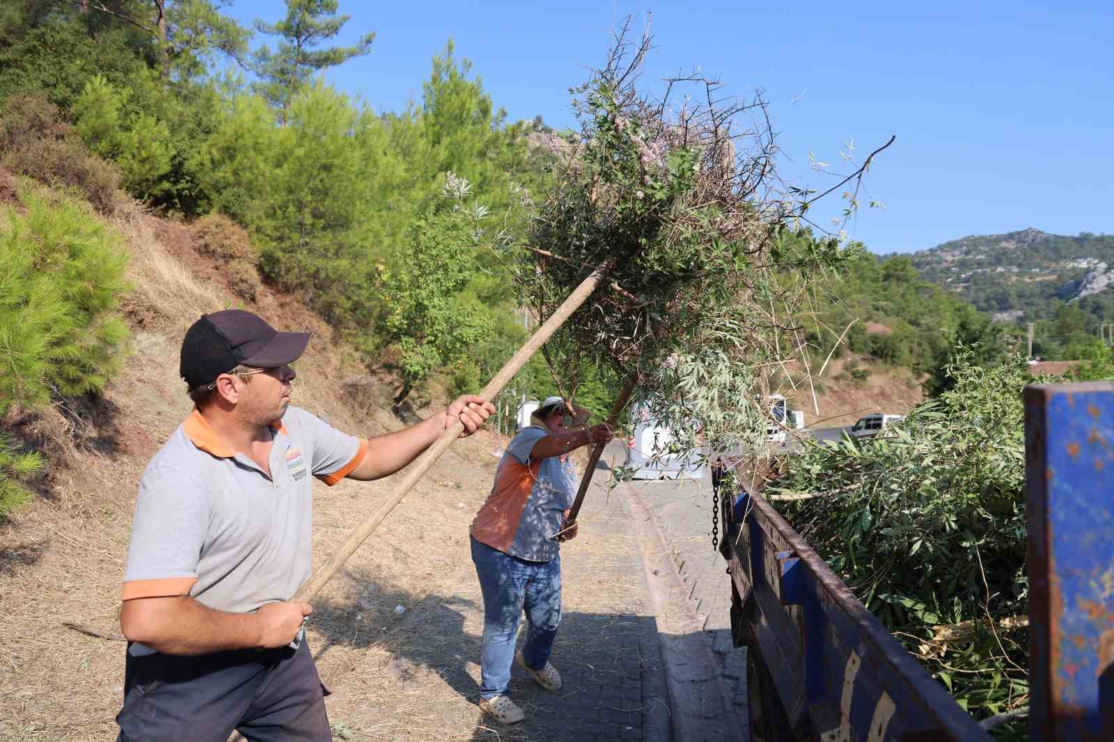 Marmaris Belediyesi, Beldibi’nde gerçekleştirdiği temizlik ve bakım çalışmasıyla hem çevre