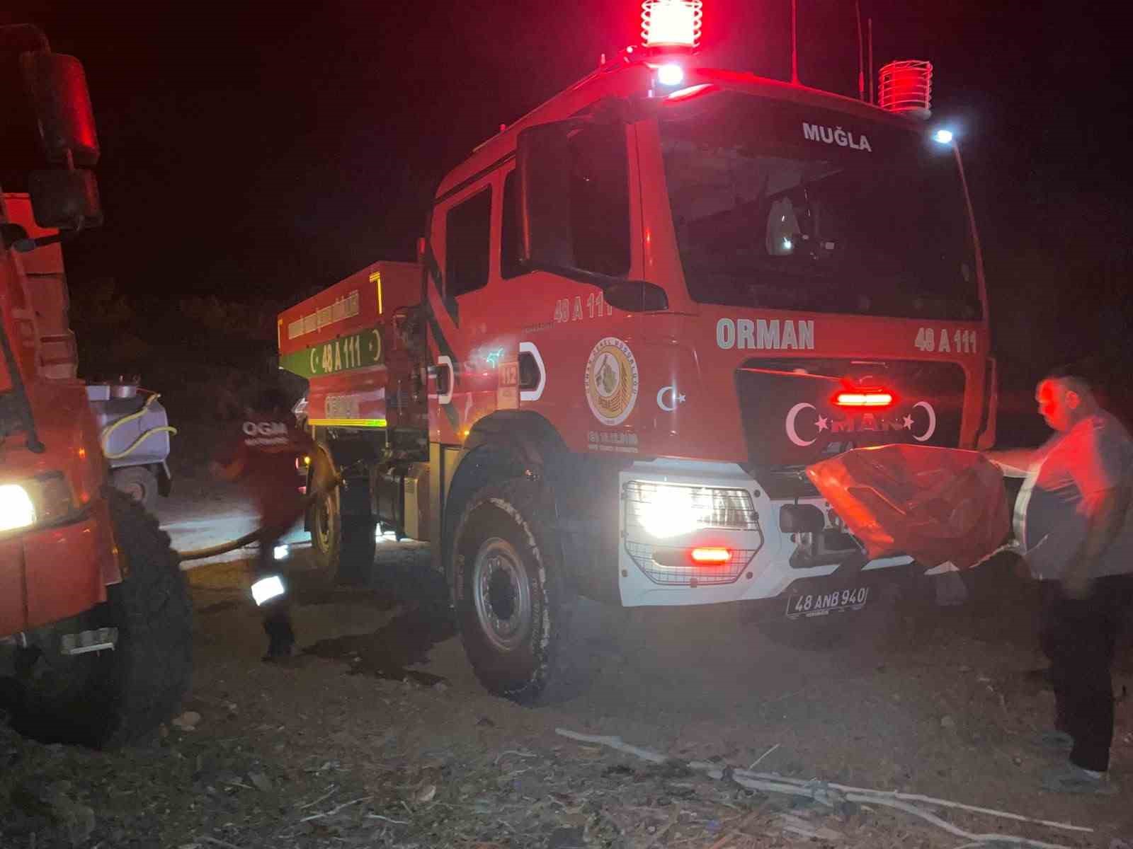 Muğla’nın Marmaris ilçesinde ormanlık alanda yangın ekiplerin hızlı müdahalesi ile