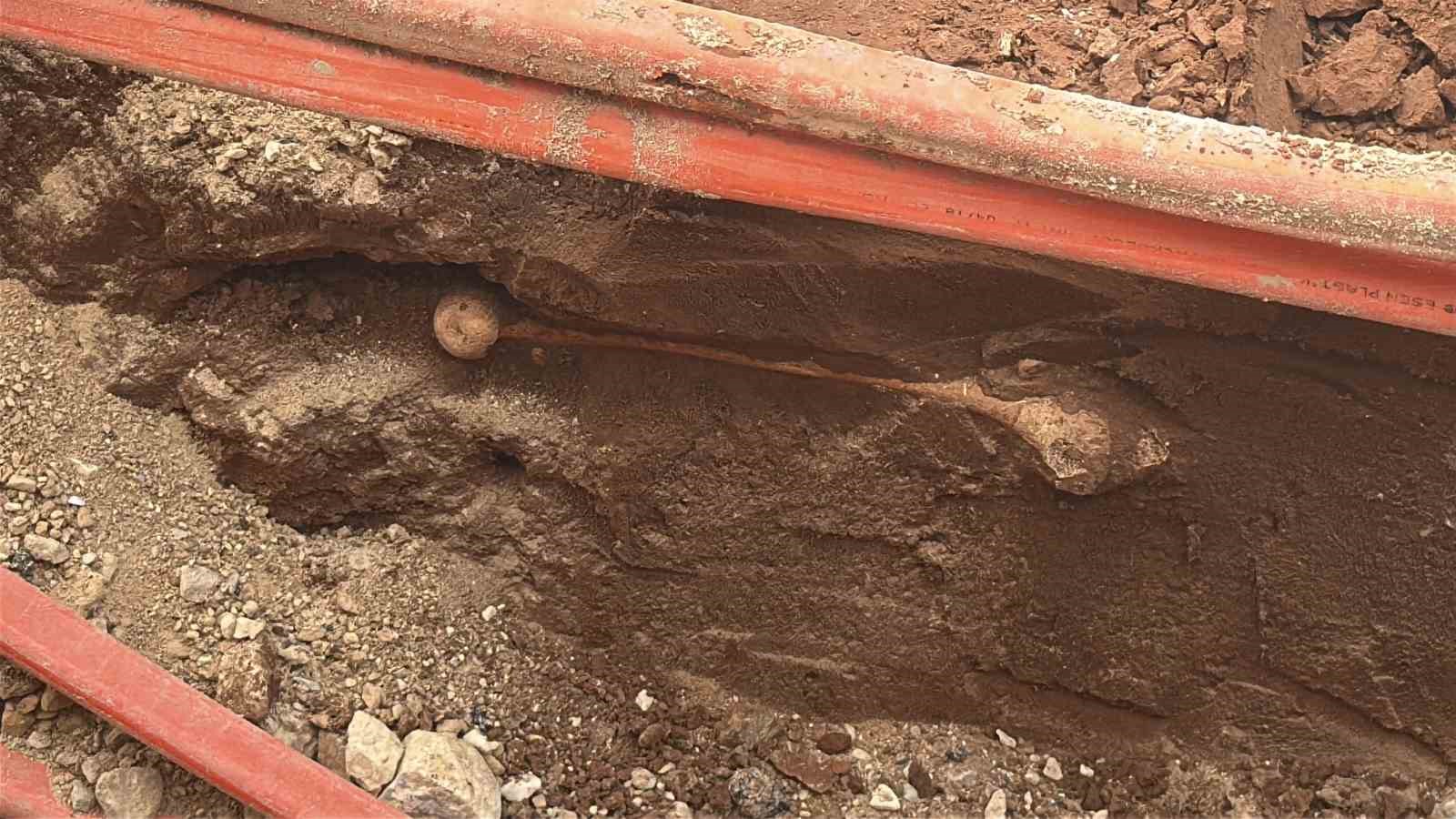 Muğla’nın Menteşe ilçesi Kötekli Mahallesi’nde altyapı çalışmaları sırasında mezar kalıntılarına