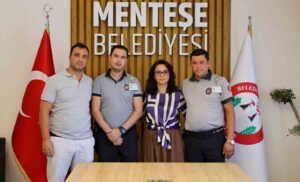 Menteşe’de bir iş yerinin önünde asılı Türk bayrağını ateşe verdiği