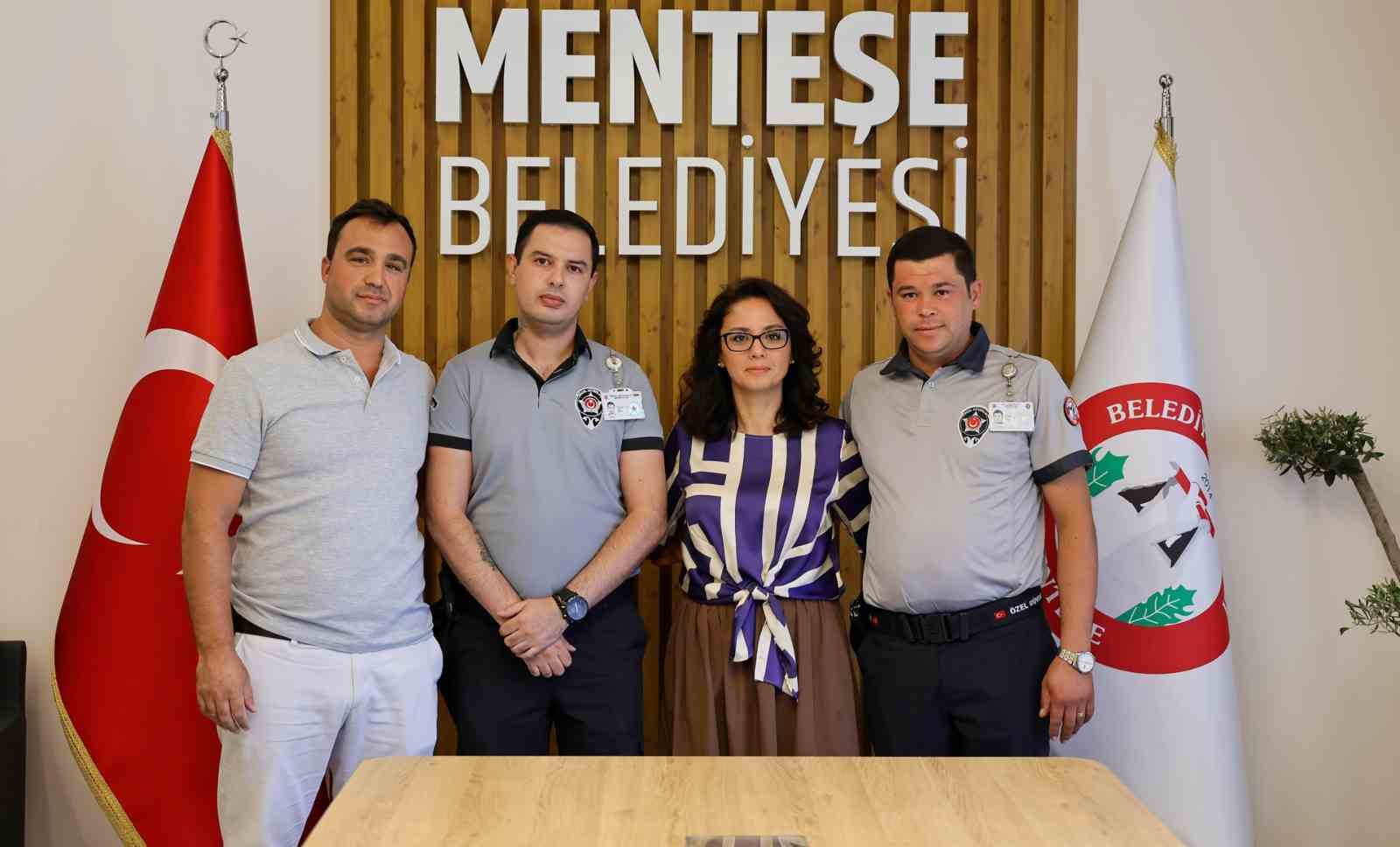 Menteşe’de bir iş yerinin önünde asılı Türk bayrağını ateşe verdiği