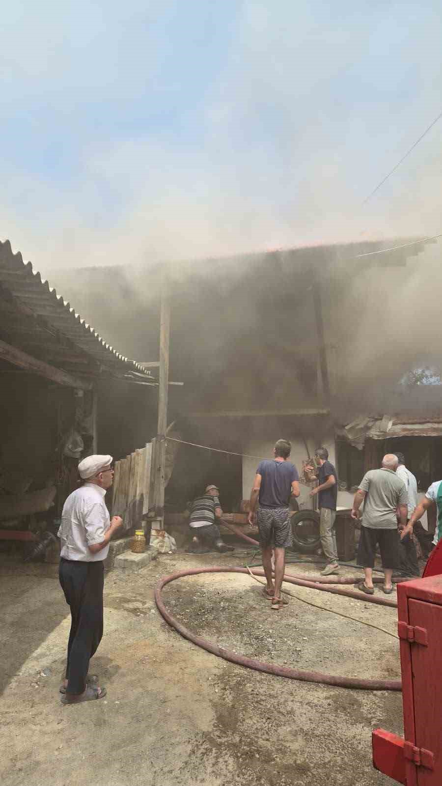 Muğla’nın Menteşe ilçesinde bir evde çıkan yangında itfaiye ekiplerinin alevlere