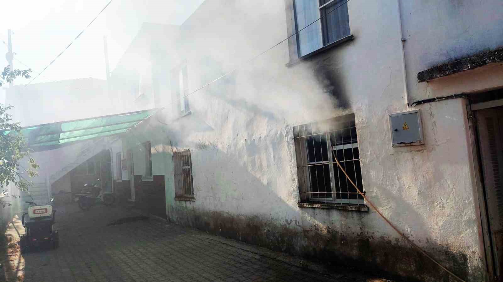 Muğla’nın Menteşe ilçesine bağlı Yerkesik Mahallesi’nde ütüden kaynaklandığı belirtilen yangında