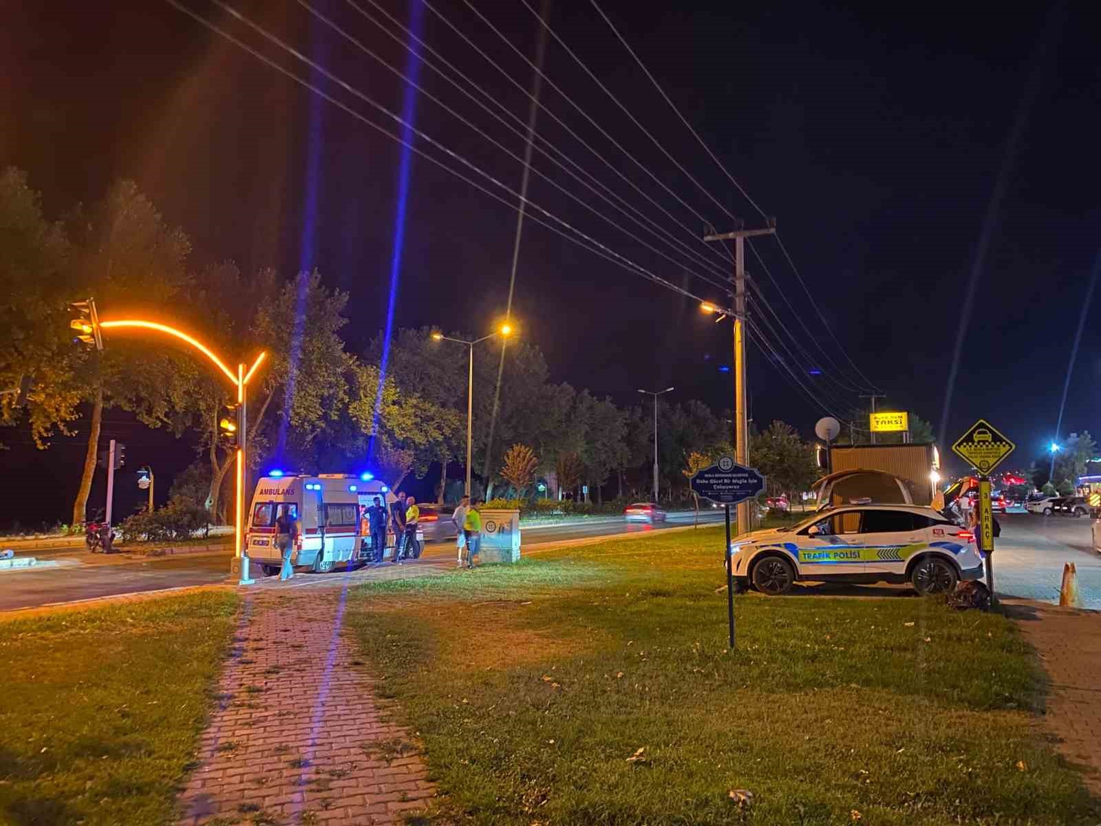 Muğla’nın Menteşe ilçesinde kırmızı ışıkta bekleyen motosiklete arkadan çarpan araç
