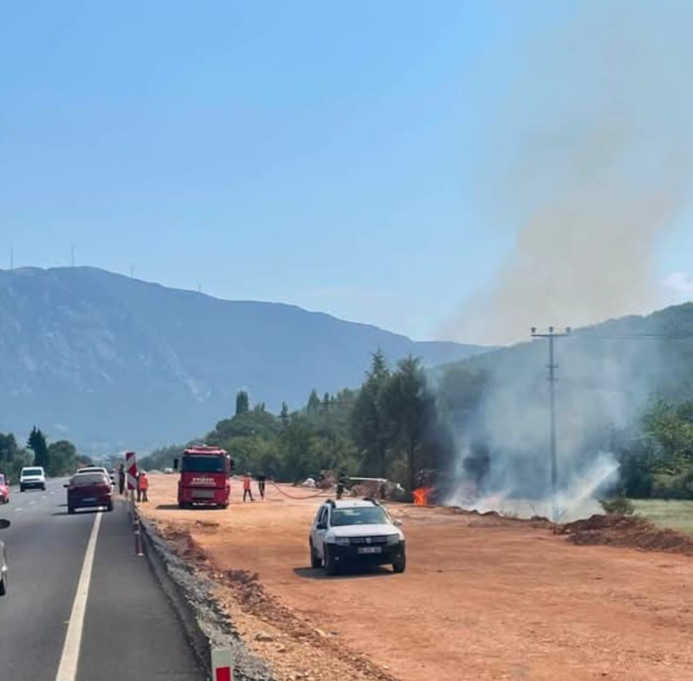 Muğla’nın Menteşe ilçesi Denizli yolu üzerinde otluk alanda çıkan yangın,