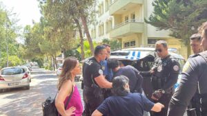 Muğla’nın Menteşe ilçesinde seyir halindeyken telefonla konuştuğu öne sürülen motokurye,
