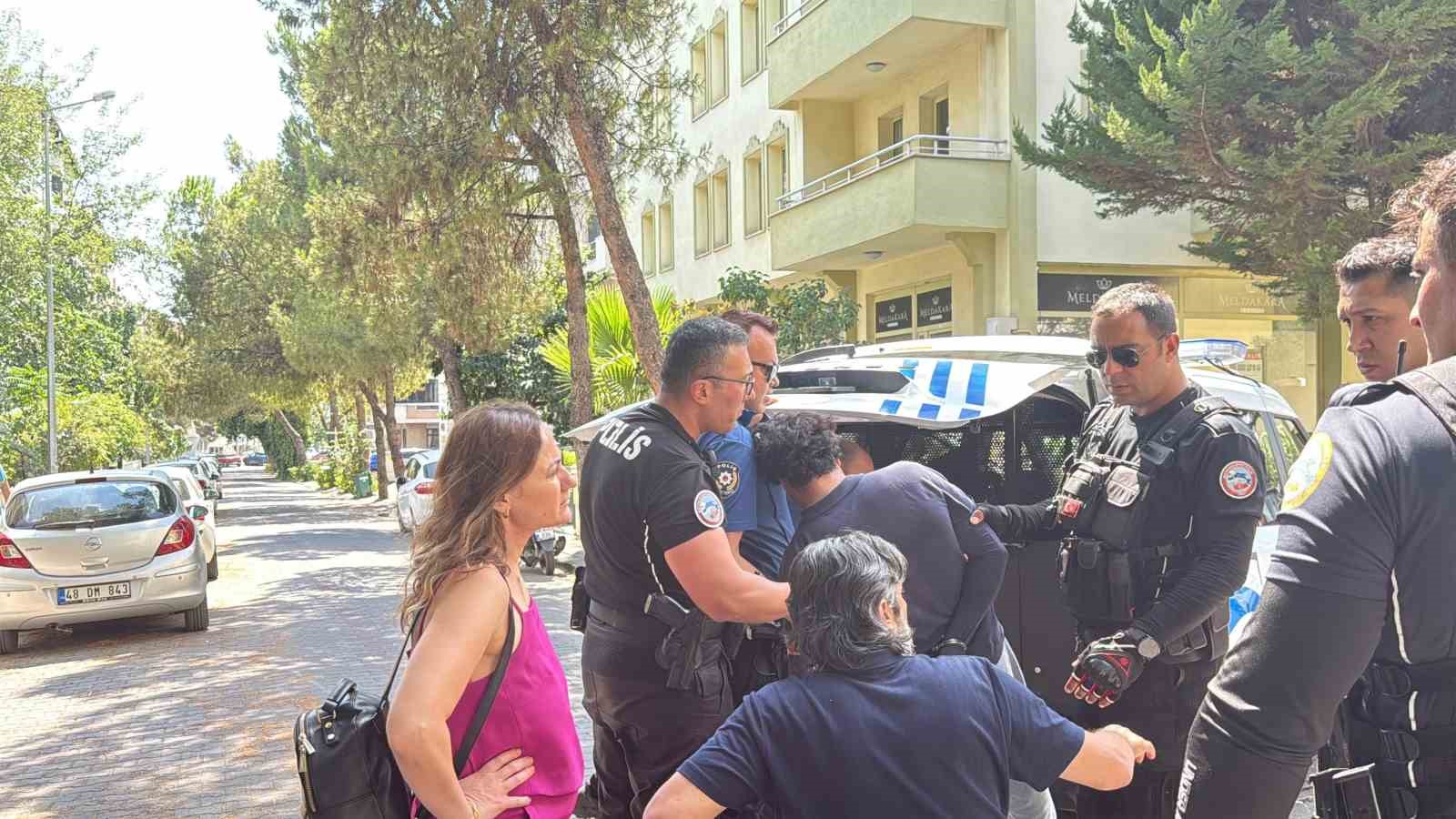 Muğla’nın Menteşe ilçesinde seyir halindeyken telefonla konuştuğu öne sürülen motokurye,