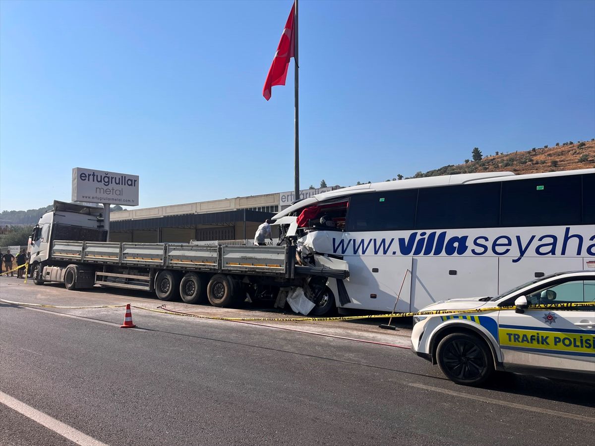 Muğla'nın Milas ilçesinde yolcu otobüsü ile tırın çarpışması sonucu 2