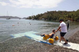 Muğla Büyükşehir Belediyesi, engelli bireylerin denize güvenli, konforlu ve bağımsız