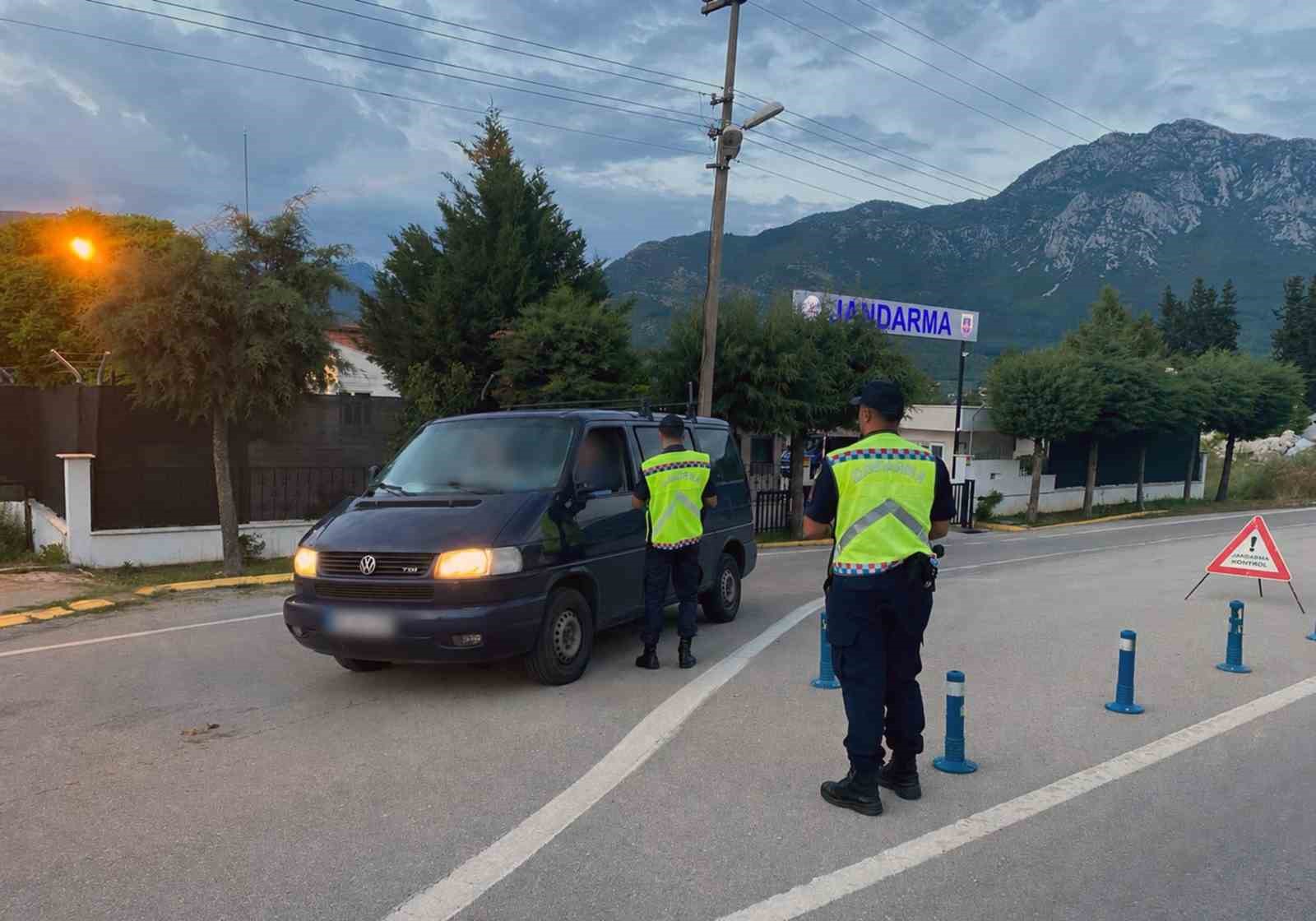 Muğla’da Trafik Jandarması ekiplerince bir hafta içerisinde gerçekleştirilen denetimlerde 17