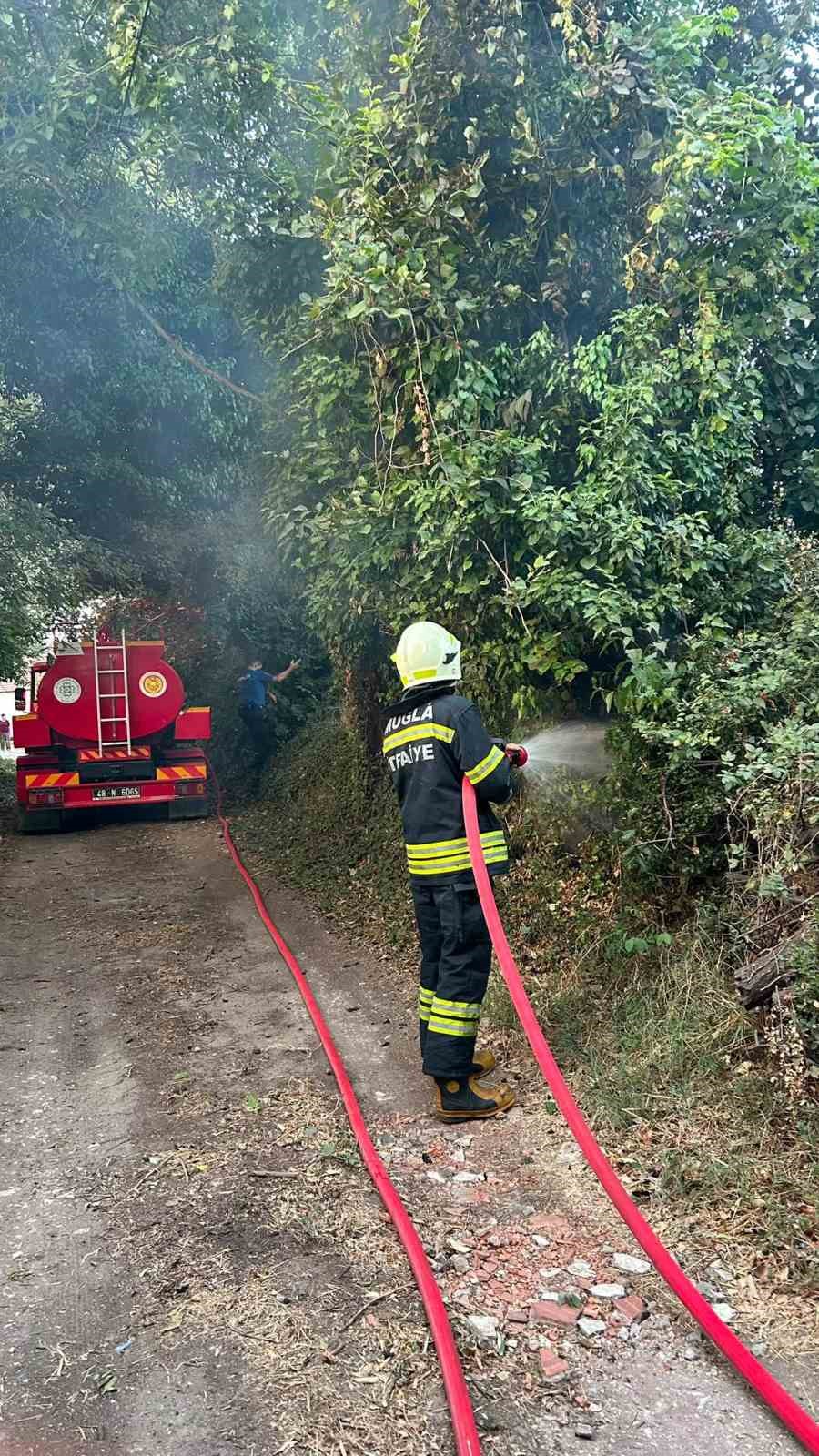 Muğla’nın Menteşe ilçesinde çıkan ot yangını, vatandaşların ve itfaiye ekiplerinin