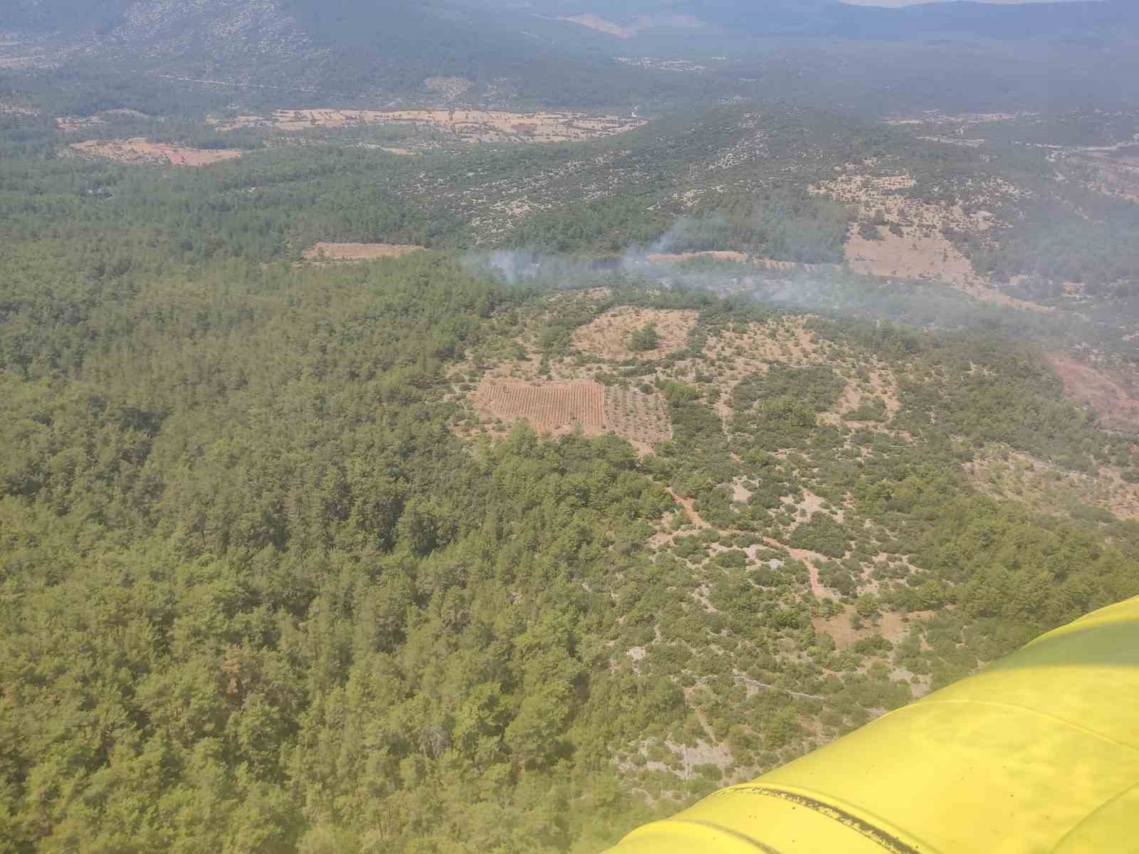 Muğla’nın Menteşe ilçesinde ormanlık bölgede çıkan yangın havadan ve karadan