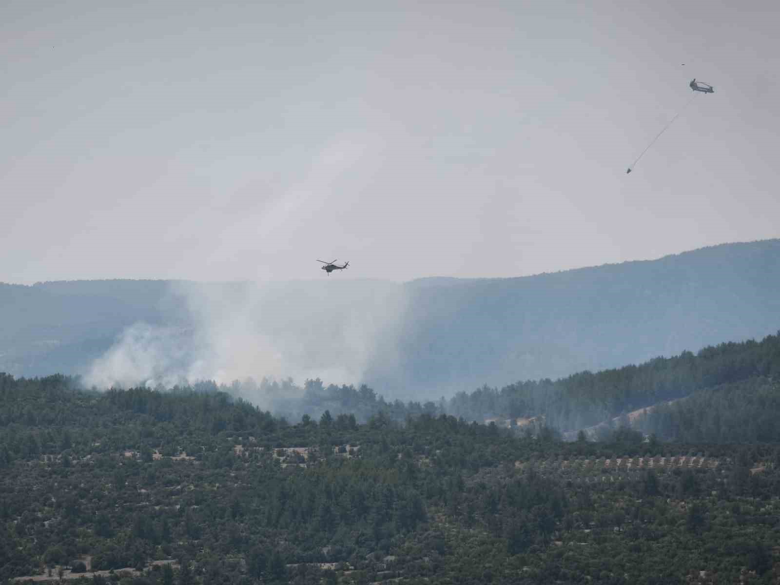 Muğla’nın Menteşe ilçesinde ormanlık bölgede çıkan yangını söndürme çalışmaları havadan