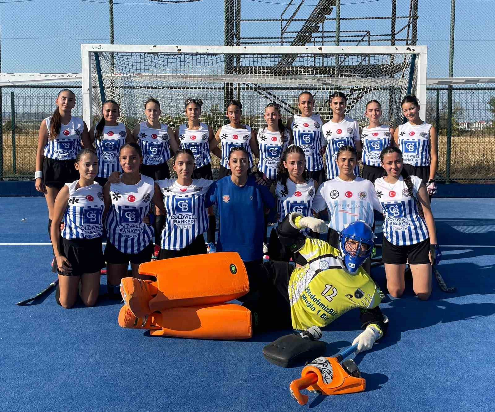 Kırklareli’de düzenlenen U17 Kızlar Hokey Türkiye Şampiyonası’nda mücadele eden Muğla