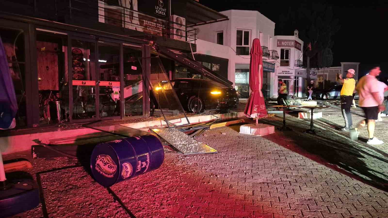 Muğla’nın Bodrum ilçesinde iddiaya göre, kavşağa süratli giren lüks otomobil