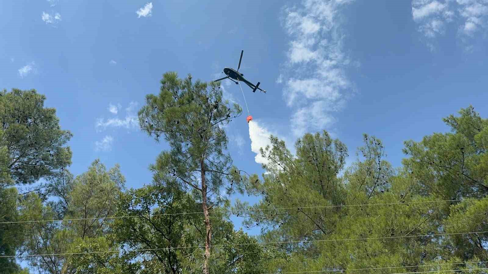 Muğla’nın Seydikemer ilçesinde ormanlık alanda çıkan yangın, ekiplerin havadan ve