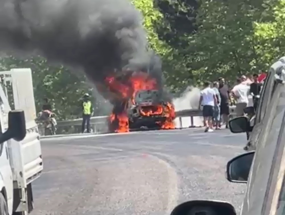 Muğla’nın Seydikemer ilçesinde seyir halindeki bir otomobilde çıkan yangın paniğe