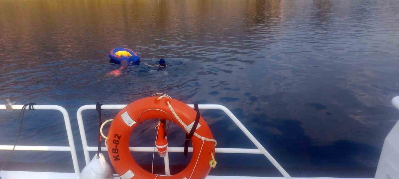 Muğla’nın Fethiye ilçesi açıklarında şişme lastik bot ile denize açılan