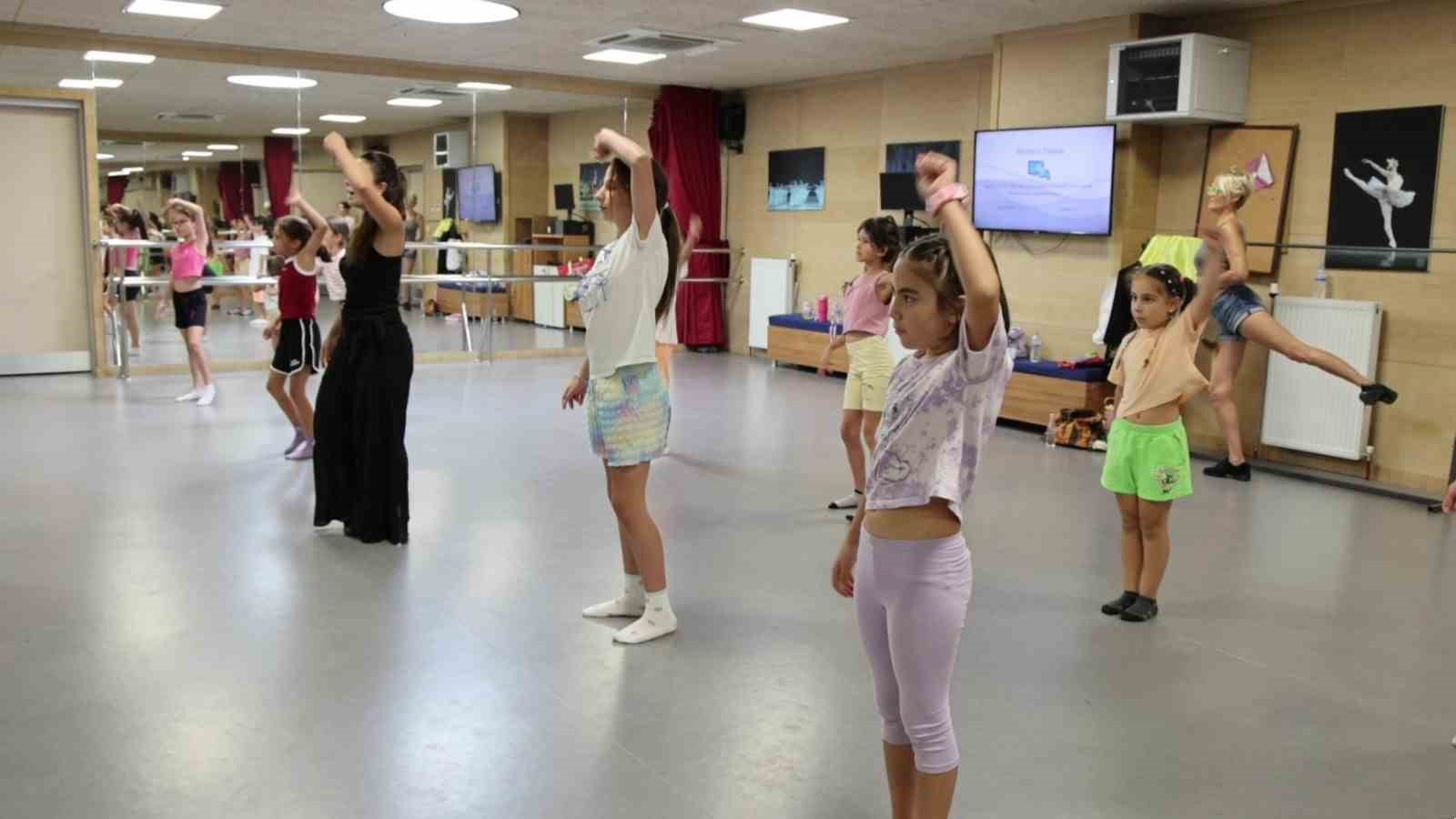 Muğla Büyükşehir Belediyesi Konservatuvarı, yaz sanat kursları ile 10 farklı