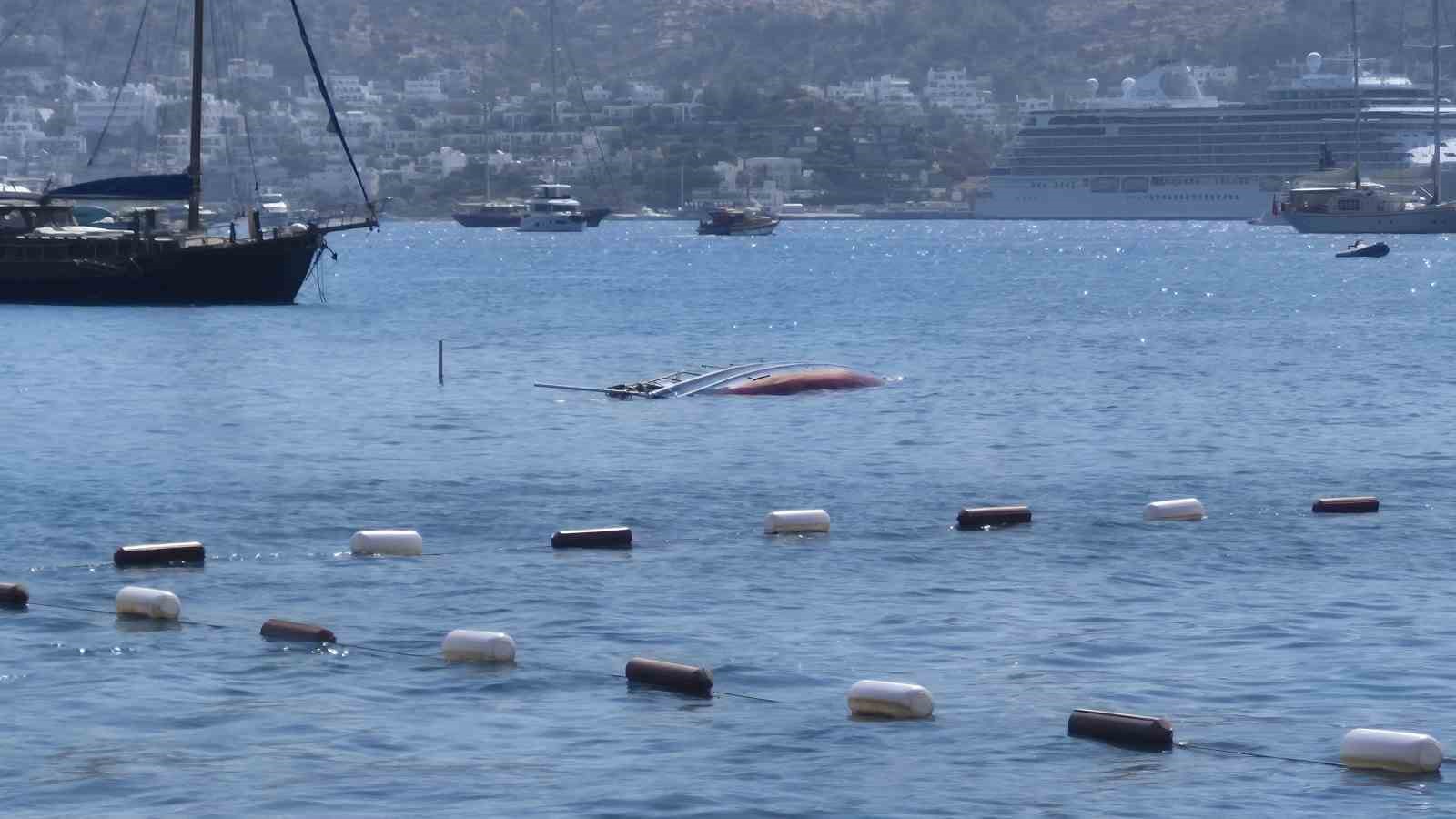 Muğla’nın Bodrum ilçesinde koyda demirli yelkenli tekne sabaha karşı batarak