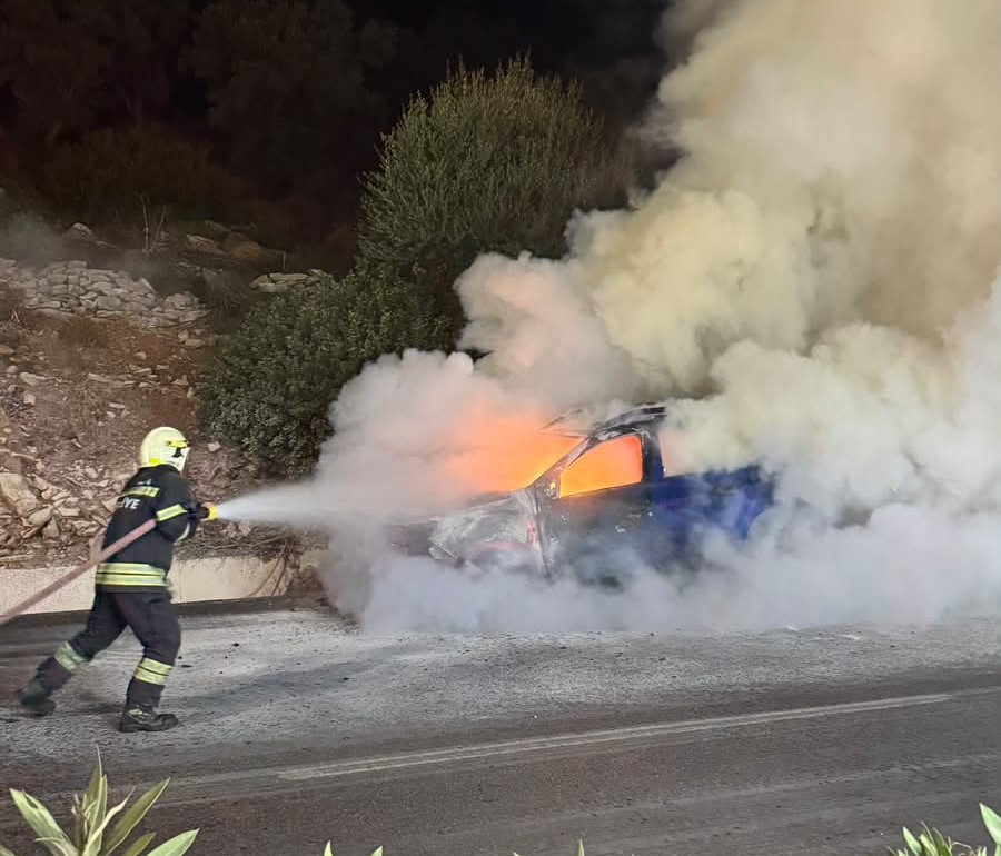 Muğla’nın Bodrum ilçesinde alev alan otomobil, ekiplerin müdahalesiyle söndürüldü. Torba