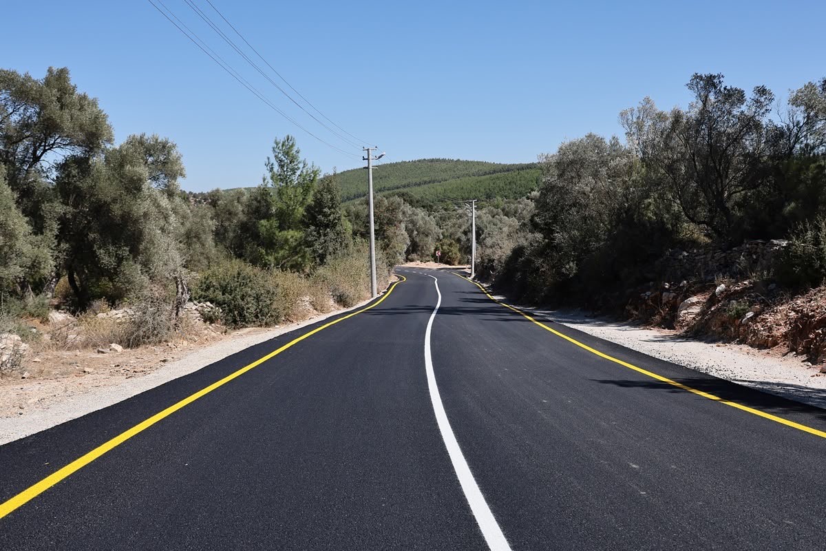 Bodrum Belediyesi tarafından ilçe genelinde sürdürülen yol ve çevre düzenleme