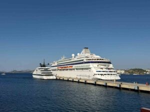 Muğla’nın turizm merkezlerinden Bodrum, bugün iki kruvaziyer gemisiyle 836 yolcuyu