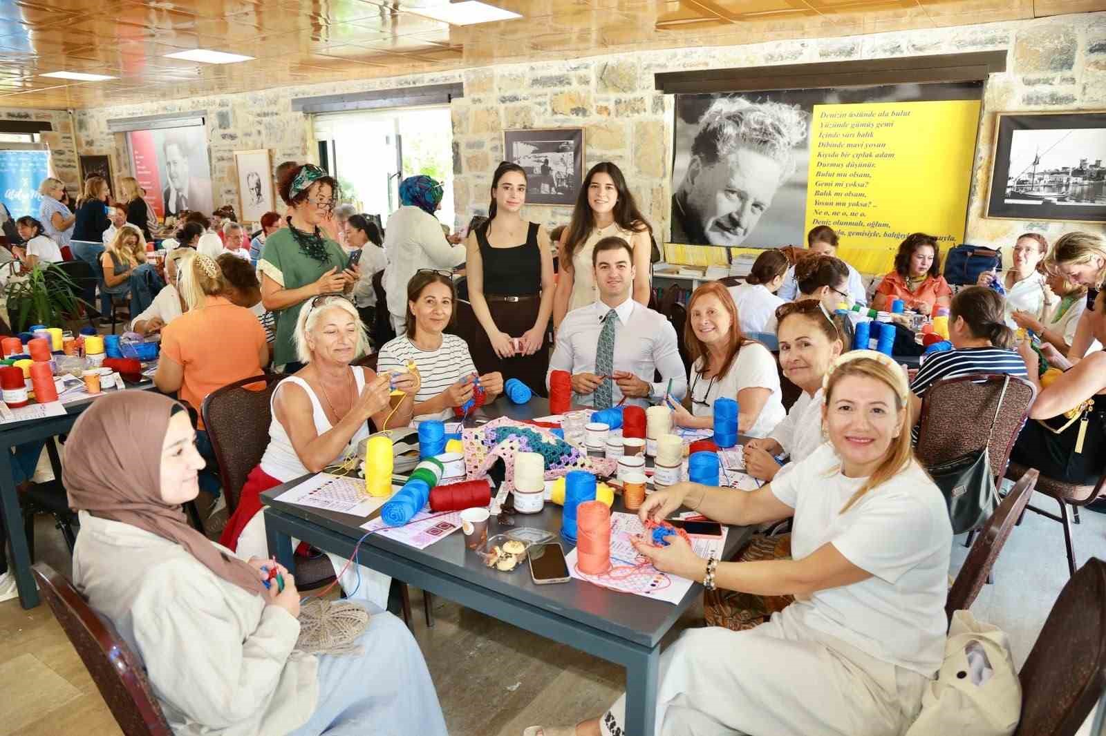 Bodrum’da kadınların el emeğiyle hazırladığı 1.400 örgü motifi, sokakları gölgelendirecek
