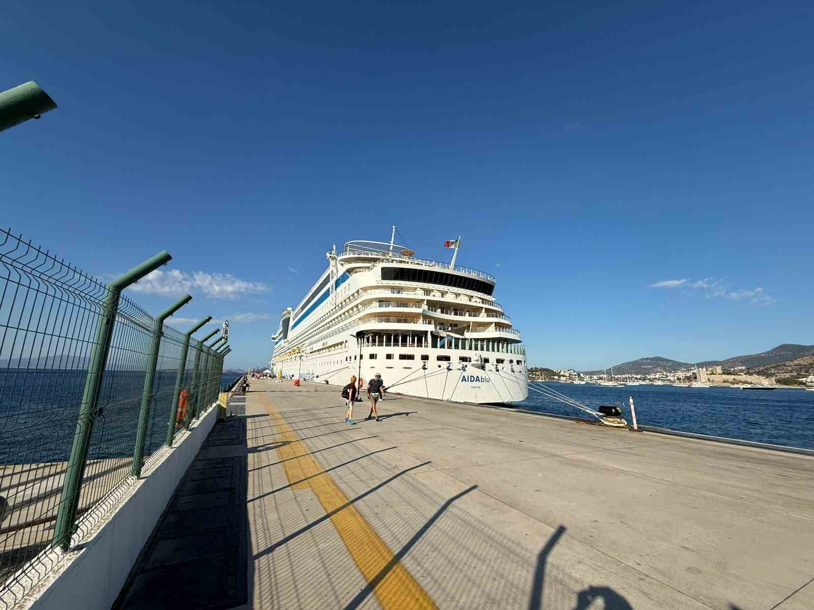 İtalya bayraklı "AIDAblu" adlı kruvaziyer, 2 bin 243 yolcusuyla Bodrum’a