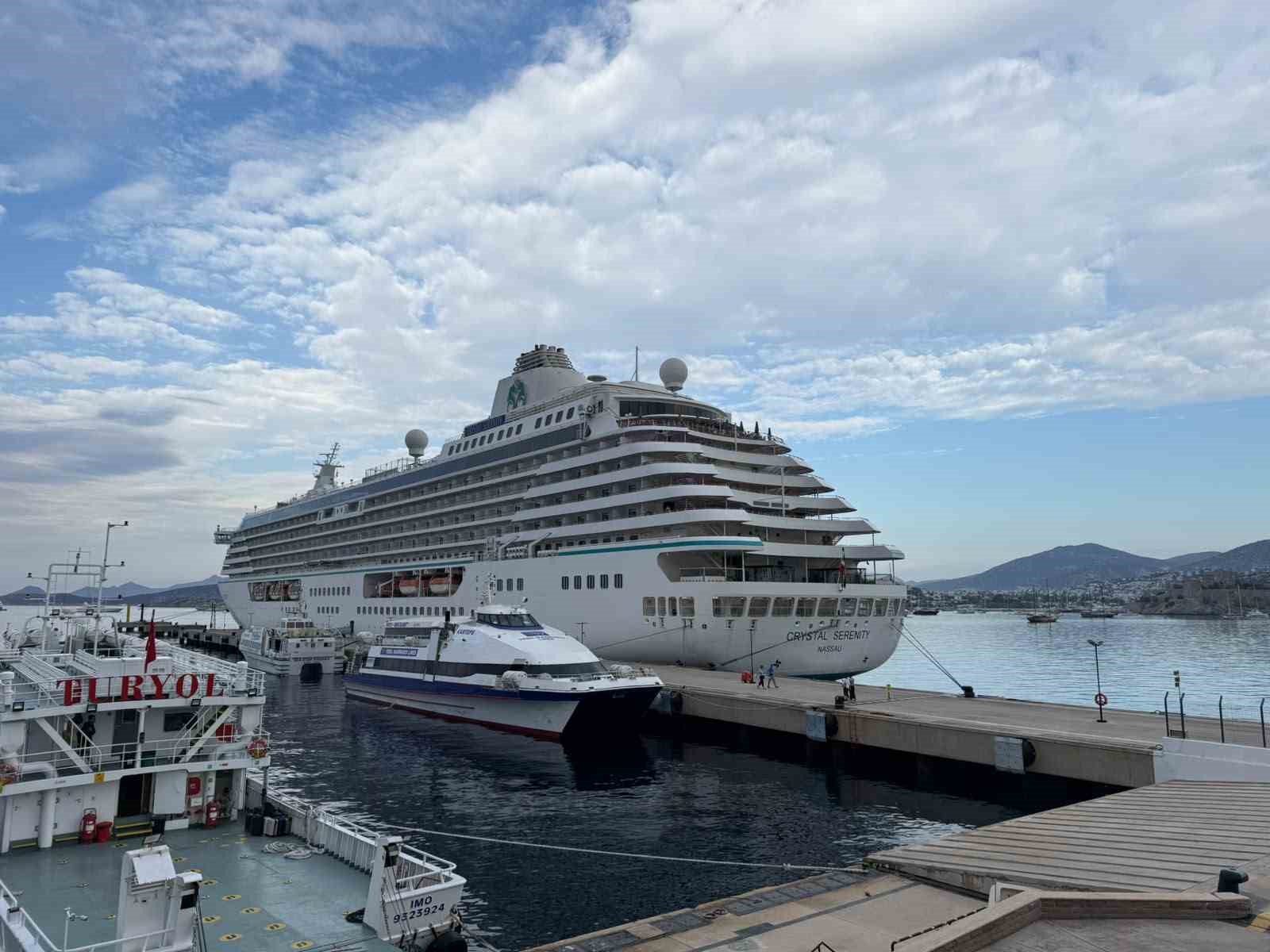 Bahama bayraklı 250 metre uzunluğundaki "Crystal Serenity" isimli yolcu gemisi,