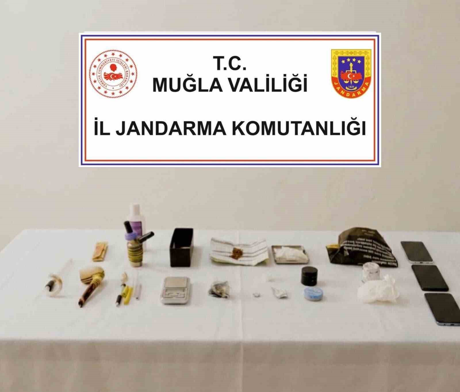 Muğla’nın Bodrum ilçesinde jandarma ekiplerince düzenlenen uyuşturucu operasyonunda gözaltına alınan