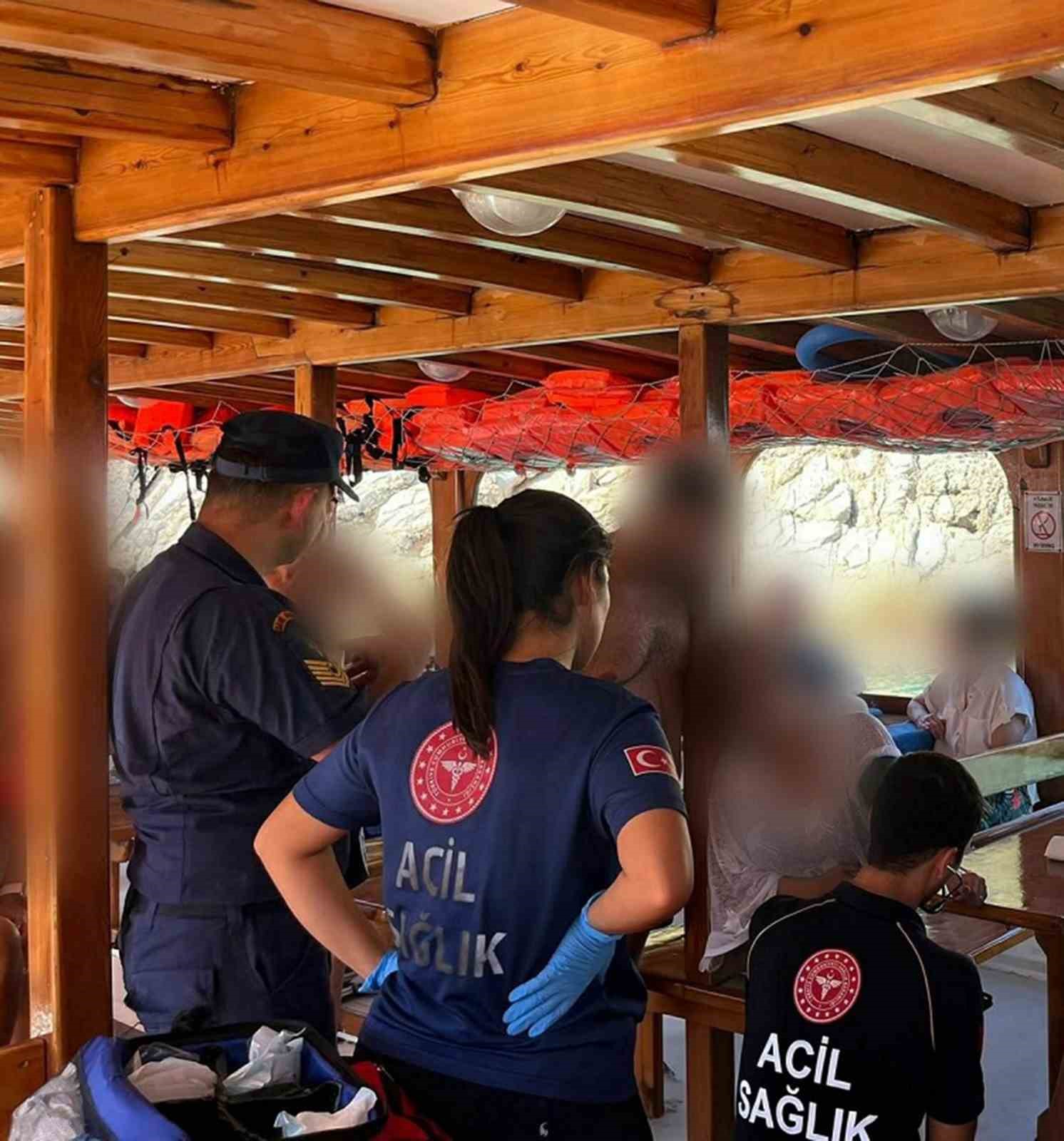 Muğla’nın Bodrum ilçesi açıklarında seyreden gezi teknesinde rahatsızlanan vatandaş Sahil