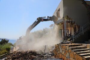 Bodrum Belediyesi, kent genelinde ruhsatsız ve mevzuata aykırı yapılaşmayla mücadele