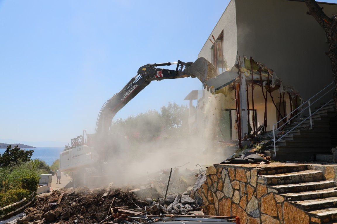 Bodrum Belediyesi, kent genelinde ruhsatsız ve mevzuata aykırı yapılaşmayla mücadele