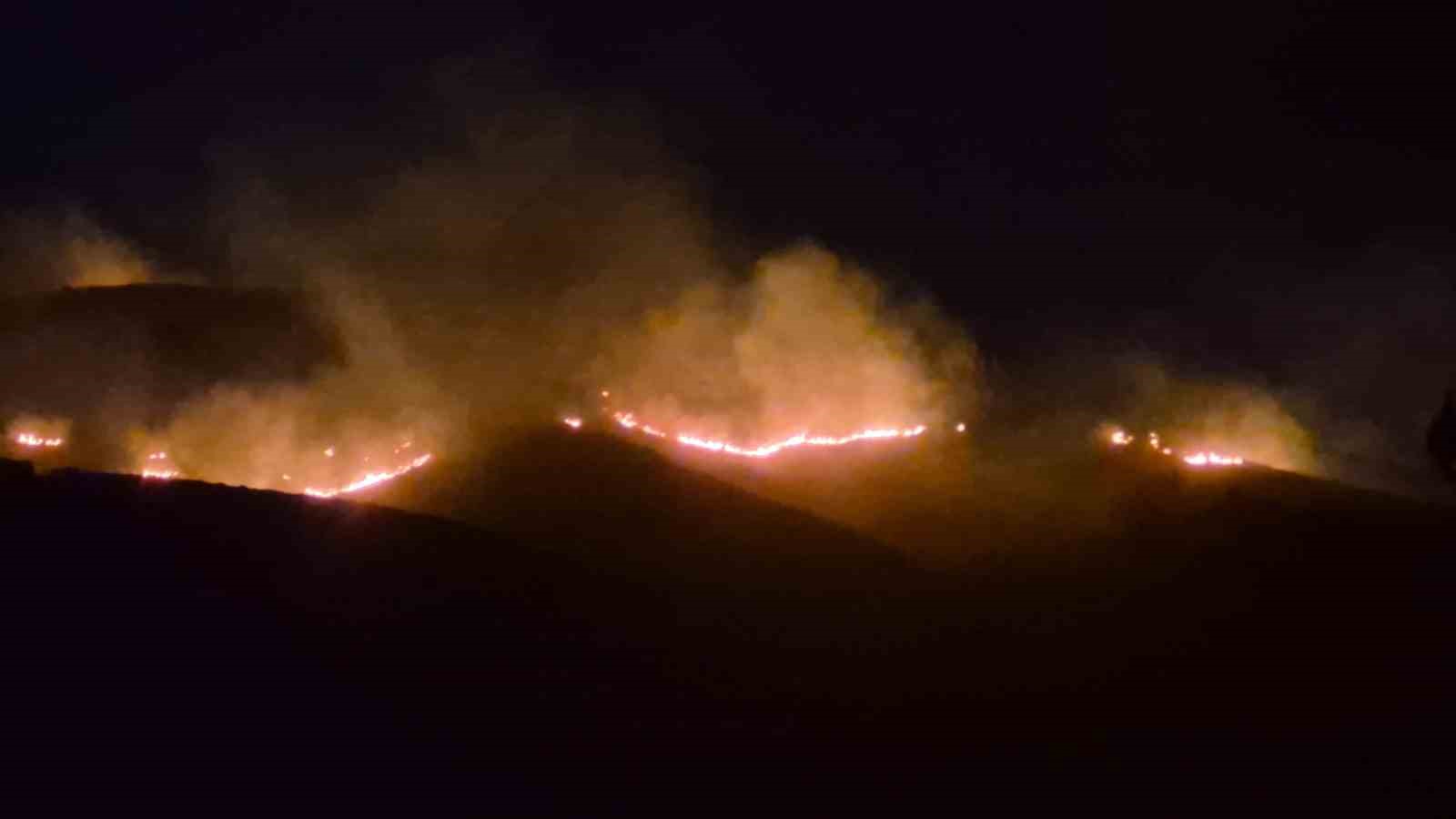 Muğla’nın Bodrum ilçesinde geniş bir alanda etkili olan yangın, ekiplerin