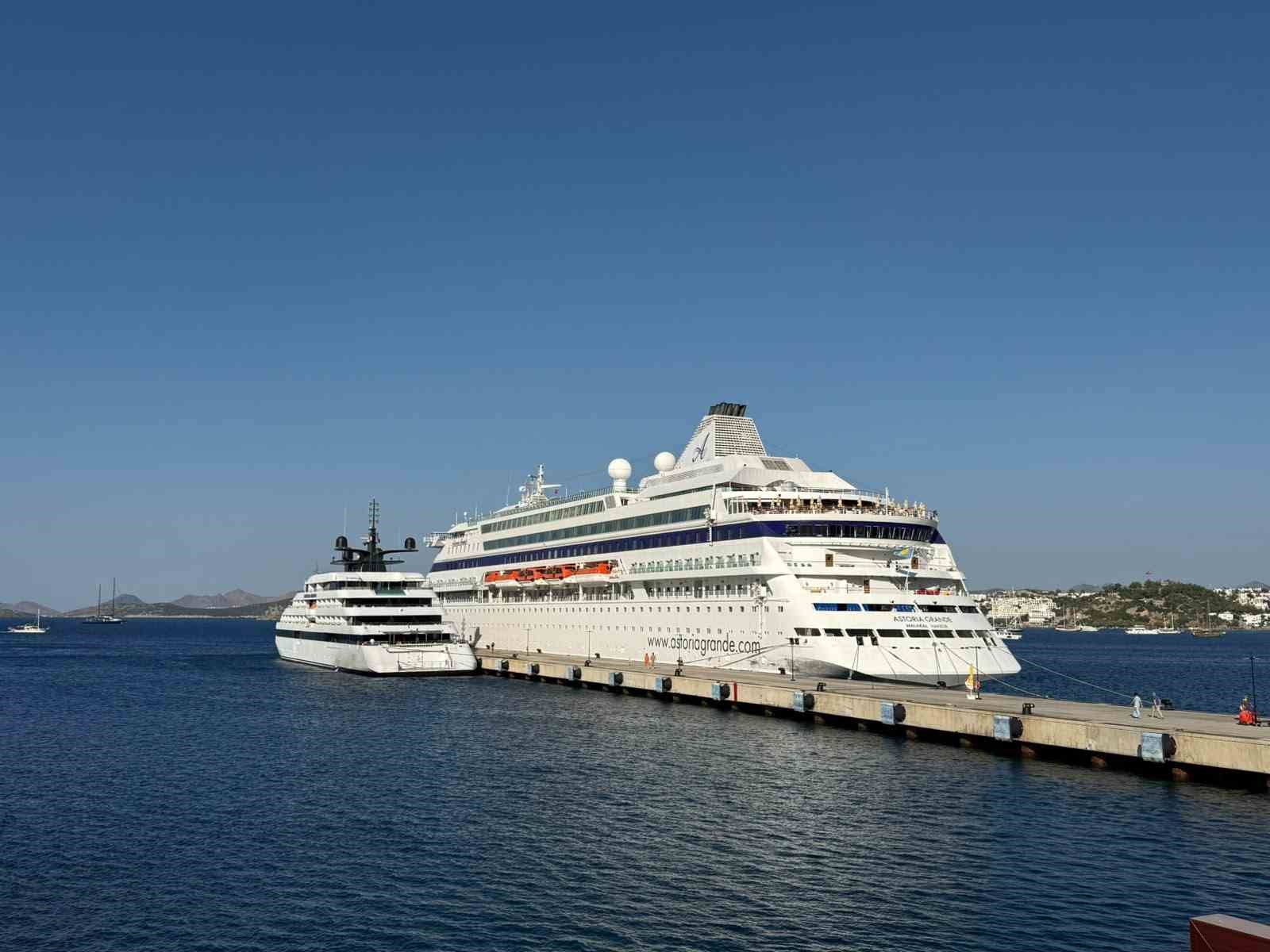 Muğla’nın Bodrum ilçesine demirleyen iki kruvaziyer gemisi toplam 836 yolcu